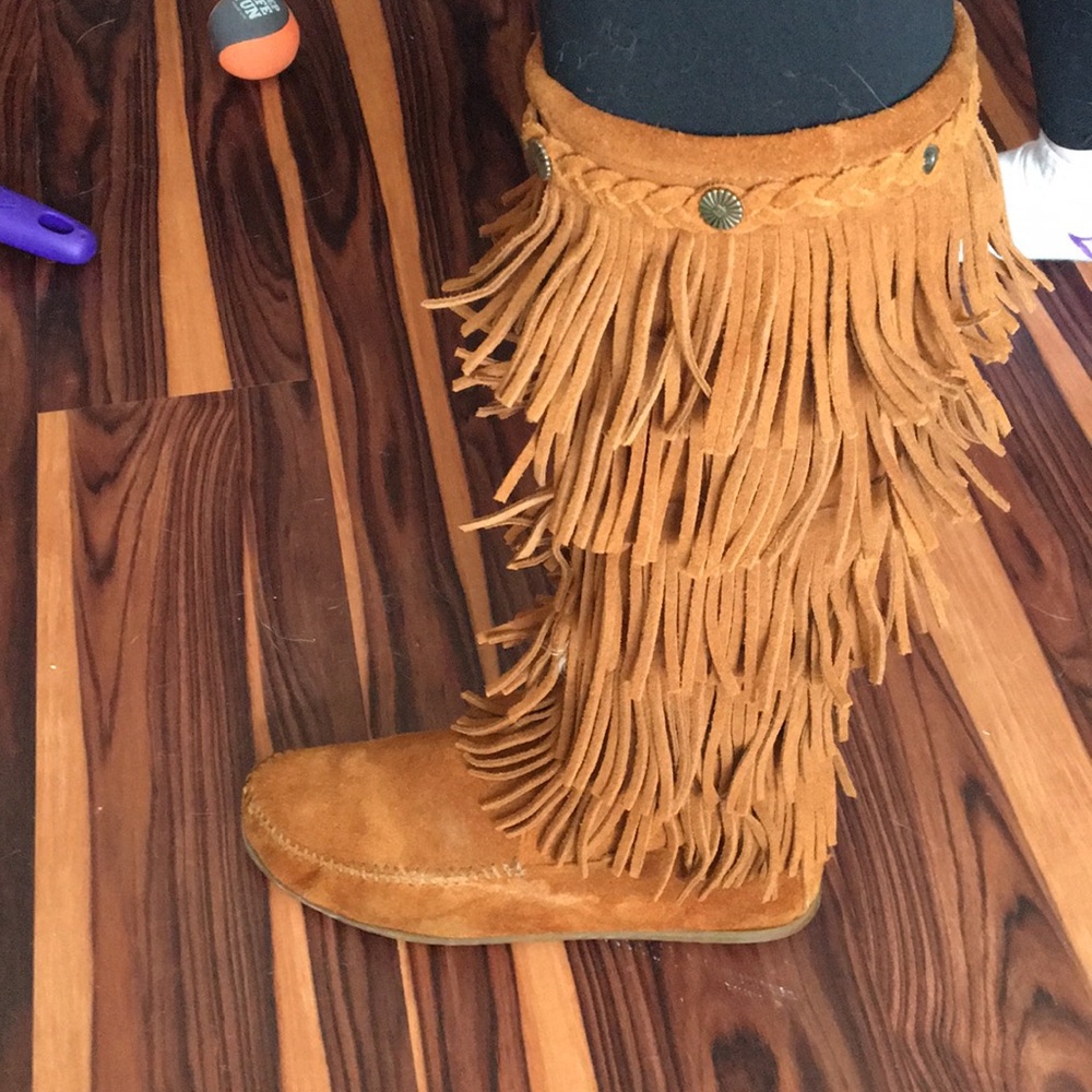 Good condition Calf high fringe Minnetonka